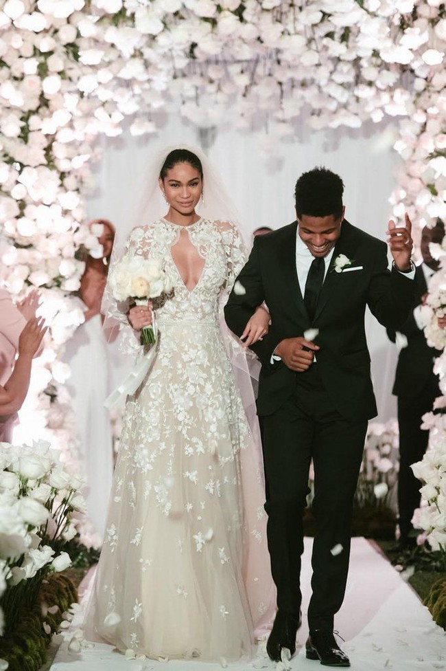 Aplikasi embroidery cantik nan mewah jadi pilihan Chanel Iman. Aksen keyhole yang seksi membuat tampilan gaun rancangan Zuhair Murad itu tampak modern. Foto: Dok. Instagram