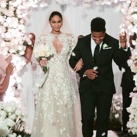 Aplikasi embroidery cantik nan mewah jadi pilihan Chanel Iman. Aksen keyhole yang seksi membuat tampilan gaun rancangan Zuhair Murad itu tampak modern. Foto: Dok. Instagram