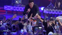 Mereka pun bisa mengabadikan momen tersebut dan berada dekat dengan sang vokalis, Danny ODonoghue. Pool/Noel/detikFoto.