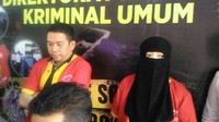 Edwin dan istrinya, Tiara (memakai cadar) melakukan perekrutan jemaah umrah sejak 2016.