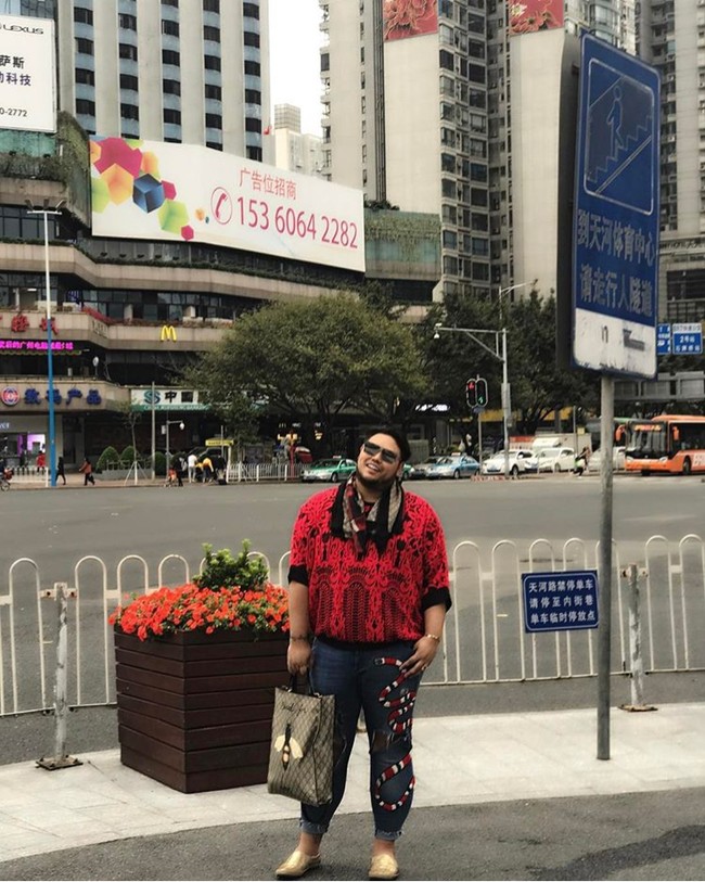 Selain merek Hermes, Ivan Gunawan juga menyukai tas Gucci. Ivan terlihat menenteng tas Gucci seri Bee-Print GG Supreme seharga US$ 1.250 atau sekitar Rp 17 jutaan. Foto: Instagram