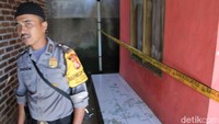 Aksi anarki warga yang penuh amarah bisa diredam polisi. Saya tidak tahu sebelumnya masalahnya apa, tiba-tiba banyak warga yang datang kesini langsung merusak rumah Asep, ujar Ana, warga setempat. (Foto: Wisma Putra/detikcom).