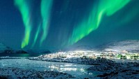 Greenland sebenarnya masih masuk dalam wilayah kekuasaan Denmark. Turis bisa datang ke sana untuk merasakan fenomena matahari tidak tenggelam, menjelajahi pegunungan es, merasakan kehidupan di bagian utara Bumi yang dingin sampai melihat Aurora yang berwarna hijau nan cantik di malam hari (Visit Greenland) 