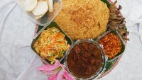 Kalau nasi kebuli postingan @rohanagunadi ini bukan disajikan dengan kambing bakar tapi pakai semur daging. Kayaknya sama-sama enak nih. Foto: Instagram