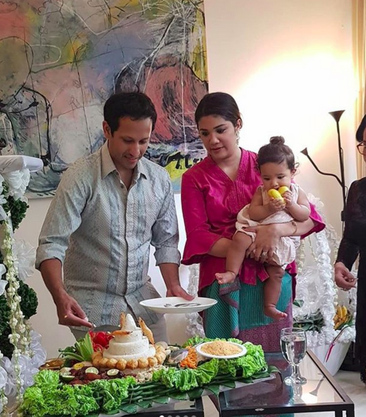 Lucunya Anak Bos Go-Jek Nadiem Makarim Saat Upacara Turun Lucunya Anak Bos Go-Jek Nadiem Makarim Saat Upacara Turun