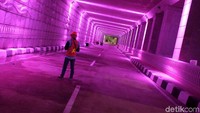 Lampu warna-warni berganti di sepanjang 850 meter panjang underpass.