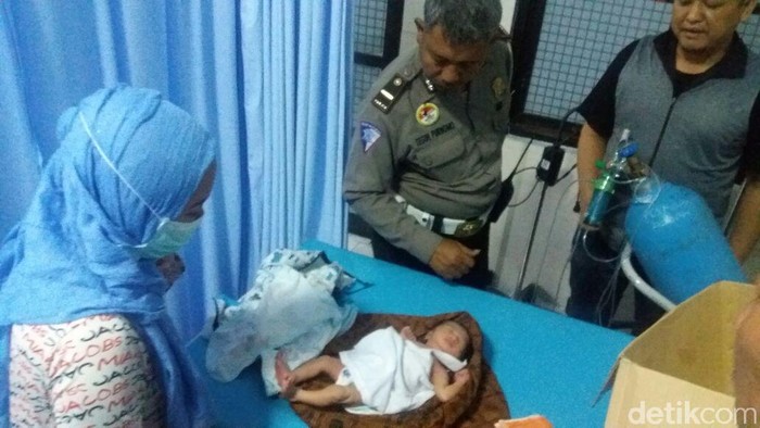 Bayi Dalam Kardus Dibuang di Rumah Warga, Kondisi Masih Hidup