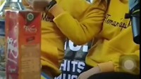 Jorok! Ternyata Adipati doyan gigitin kuku. Tapi apa yang dilakukan Vanesha justru sebaliknya. Ia terlihat meminta Adipati untuk mengeluarkan kuku yang ada di dalam mulutnya ke tangannya. Agar kukunya tidak tertelan oleh Adipati. Duh, so sweet! Foto: Instagram @diccacc