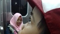 Kisah Alpin viral setelah diunggah oleh Caroline Ferry di akun Facebooknya.Kepada detikcom, Caroline mengungkapkan dirinya kerap bertemu dengan bocah kelas 2 SD itu di Stasiun Parung Panjang. Namun dia tidak mengetahui kalau Alpin pergi dan pulang sendirian naik kereta. Barulah pada pekan lalu, Caroline menanyakan kondisi Alpin yang kerap sendirian naik KRL. (Foto: dok. Caroline Ferry)