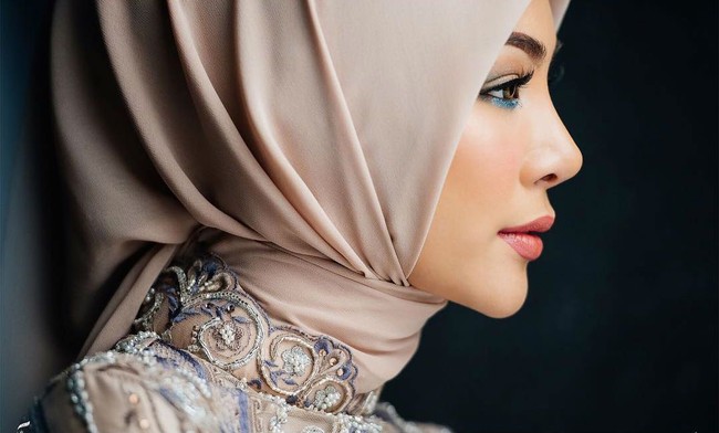 Faye Malisorn juga sempat mengenakan busana hijab dari koleksi Mandjha milik Ivan Gunawan. Ia pun terlihat cantik mengenakan hijab warna nude. Foto: Instagram