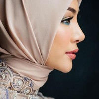 Faye Malisorn juga sempat mengenakan busana hijab dari koleksi Mandjha milik Ivan Gunawan. Ia pun terlihat cantik mengenakan hijab warna nude. Foto: Instagram