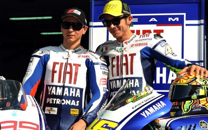 Fiat Yamaha team members Valentino Rossi (R) of Italy and Jorge Lorenzo of Spain pose for pictures at a ceremony on Sepang circuit near Kuala Lumpur on February 4, 2010. The MotoGP team unveiled its new 2010 livery on the morning of the first test of the pre-session in Malaysia.  AFP PHOTO/ Saeed KHAN / AFP PHOTO / SAEED KHAN