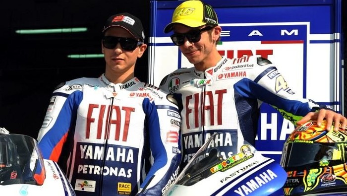 Fiat Yamaha team members Valentino Rossi (R) of Italy and Jorge Lorenzo of Spain pose for pictures at a ceremony on Sepang circuit near Kuala Lumpur on February 4, 2010. The MotoGP team unveiled its new 2010 livery on the morning of the first test of the pre-session in Malaysia.  AFP PHOTO/ Saeed KHAN / AFP PHOTO / SAEED KHAN