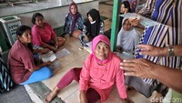 Warga mendapat penjelasan dari petugas soal persyaratan membuat KK baru.