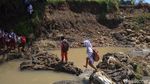 Foto: Menantang Maut! Bocah Cirebon Terobos Sungai untuk Sekolah