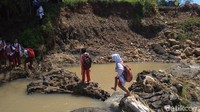 Sekitar 70 siswa SDN 2 Patapan setiap harinya harus menaklukan derasnya arus sungai untuk bisa sampai ke sekolah. (Foto: Sudirman Wamad/detikcom).