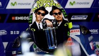 Persahabatan Rossi dengan Uccio diabadikan dalam desain helm balap Rossi di Misano 2016. Ada foto mereka berdua. (Foto: Gabriel Bouys/AFP Photo)