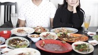 Makan di Balikpapan, Indra dan Ersa Mayori kayaknya habis makan berat nih. Menunya ada kepiting soka, ikan trakulu bakar, cumi goreng, tumis kangkung dan lainnya. Ingat diet! Foto: instagram @indraherlambang