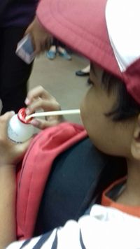 Alpin saat naik KRL.