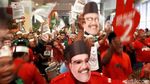 Foto: Begini Gaya Pendukung Cagub Jatim di Luar Arena Debat