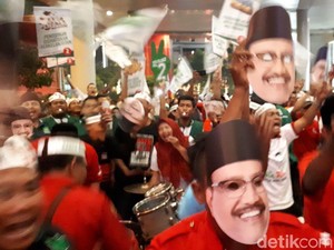 Yel-yel Pendukung Saling Bersahutan Sebelum Debat Dimulai