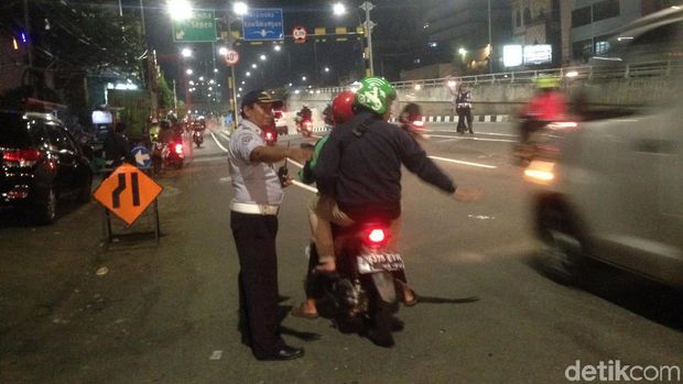Sejumlah pengendara berhenti untuk bertanya ke petugas.