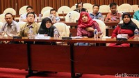 Para pedagang mengaku selalu mendapat kiriman bawang putih impor sehingga mereka tidak pernah menjual bawang putih lokal.