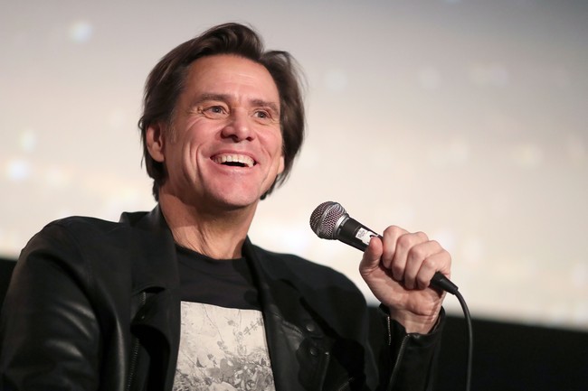 Seorang penggemar bercerita kalau Jim Carrey pernah memberikannya tumpangan ke pom bensi karena mobilnya mogok. Sepanjang perjalanan, dia mengatakan kalau dirinya penggemar berat Ace Ventura, tokoh detektif hewan yang diperankan Jim Carrey. Aku menirukan cara tertawanya di film itu. Lalu kami berdua sama-sama tertawa. Dia membayariku bensinnya dan mengantarku lagi ke mobilku yang mogok, ceritanya. Foto: Getty Images