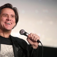Seorang penggemar bercerita kalau Jim Carrey pernah memberikannya tumpangan ke pom bensi karena mobilnya mogok. Sepanjang perjalanan, dia mengatakan kalau dirinya penggemar berat Ace Ventura, tokoh detektif hewan yang diperankan Jim Carrey. Aku menirukan cara tertawanya di film itu. Lalu kami berdua sama-sama tertawa. Dia membayariku bensinnya dan mengantarku lagi ke mobilku yang mogok, ceritanya. Foto: Getty Images