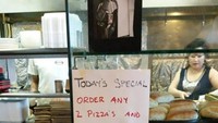 Waduh, resto pizza ini niat nggak sih ngasih promo? Katanya ada diskon spesial harian tapi kok beli 2 pizza tetap bayar untuk 2 pizza? Foto: Istimewa