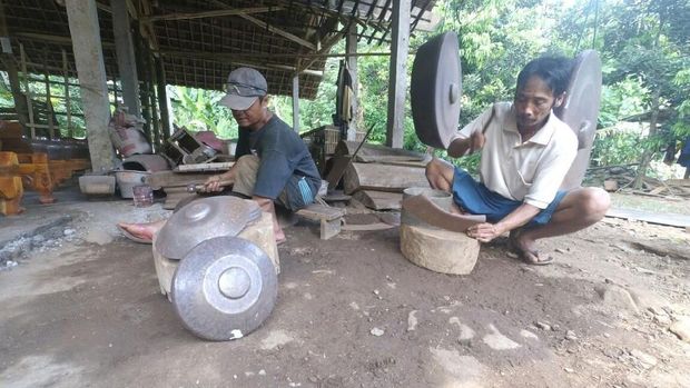 Perajin Gamelan di Jombang Tetap Eksi dengan Bahan Baku Besi Loakan