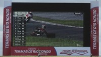 Dalam dua putaran terakhir balapan, Rossi dan Marquez bersenggolan saat memperebutkan posisi pertama. Marquez terjatuh dan Rossi kemudian tampil sebagai pemenang. Foto: Juan Mabromata/AFP