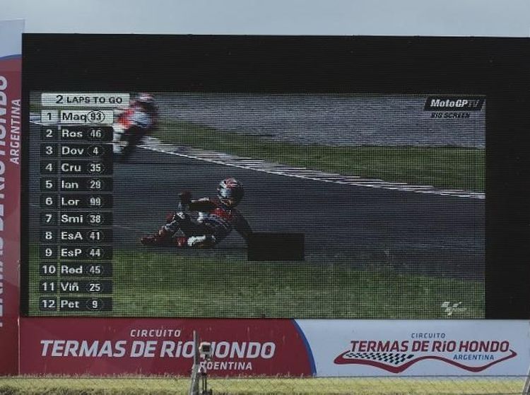 Foto: Mengingat Argentina 2015, Saat Marquez Jatuh Usai Duel vs Rossi