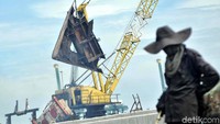Indonesia punya sumber daya mineral seperti pasir besi atau bijih besi. Namun rendahnya kadar Fe yang dimiliki mineral-mineral itu, membuatnya perlu dimurnikan sebelum menjadi pellet iron, sponge iron, pig iron atau besi kasar.