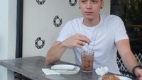 Pesinetron Stefan William terlihat asyik menikmati segelas es kopi di sebuah kafe. Suami dari Celine Evangelista ini terlihat tampan ya meskipun hanya mengenakan kaos putih biasa. Foto: instagram @stefannwilliam