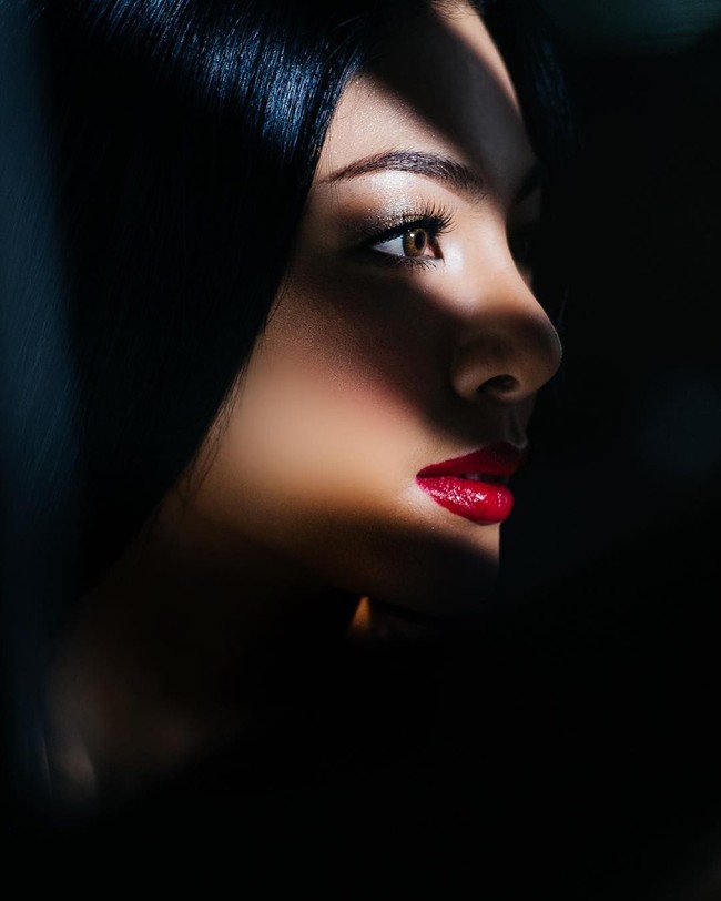 Mempromosikan produk makeup buatannya, Ivan Gunawan pun kerap mengunggah potret Faye Malisorn ke akun Instagramnya. Dan dia menuliskan sederet caption atau keterangan foto yang seolah-olah memuji wanita 24 tahun itu. Beauty is the opposite of perfection, its about confidence, charisma & character!” tulisnya. Foto: Instagram