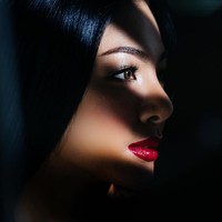 Mempromosikan produk makeup buatannya, Ivan Gunawan pun kerap mengunggah potret Faye Malisorn ke akun Instagramnya. Dan dia menuliskan sederet caption atau keterangan foto yang seolah-olah memuji wanita 24 tahun itu. Beauty is the opposite of perfection, its about confidence, charisma & character!” tulisnya. Foto: Instagram