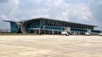 Bandara APT Pranoto yang runway-nya berukuran 2.250m x 45 m ini bisa melayani pesawat sekelas Boeing B737 NG atau Airbus A320 sehingga bisa melayani penerbangan jarak dekat dan jauh untuk membangun konektivitas penerbangan. Pool/Ditjen Perhubungan Udara Kemenhub.