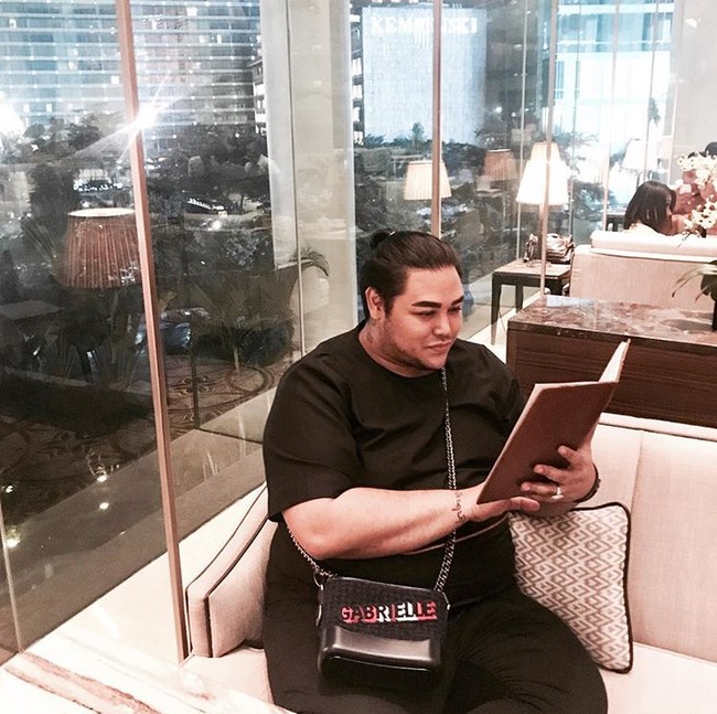 Tas Chanel seri Gabrielle seperti yang dipakai Nagita Slavina dan Chelsea Islan juga dimiliki oleh Ivan Gunawan. Hanya saja tas yang dibawa Ivan ini merupakan Chanel Gabrielle Smalle Hobo yang harganya US$ 3.000 atau Rp 41 jutaan. Foto: Instagram