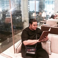 Tas Chanel seri Gabrielle seperti yang dipakai Nagita Slavina dan Chelsea Islan juga dimiliki oleh Ivan Gunawan. Hanya saja tas yang dibawa Ivan ini merupakan Chanel Gabrielle Smalle Hobo yang harganya US$ 3.000 atau Rp 41 jutaan. Foto: Instagram