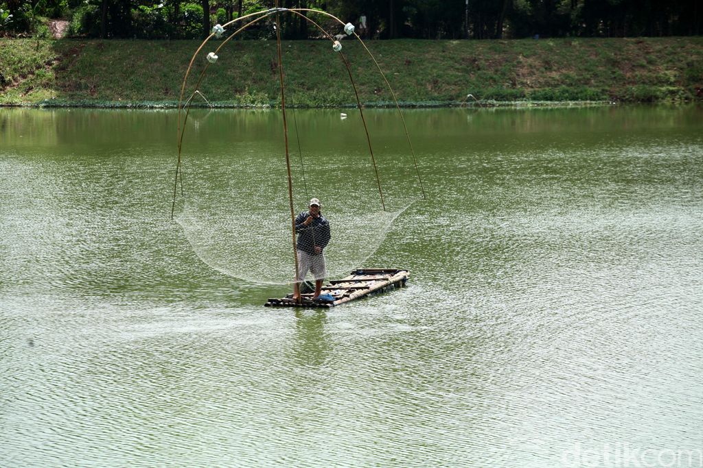 Saat ini Situ Gintung, Tangsel, bukan hanya tempat resapan air dan wisata. Warga juga mencari ikan di setu tersebut.