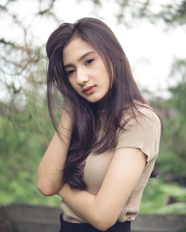 Dinda diketahui merupakan salah satu mahasiswi yang tengah menempuh pendidikan di Bandung. Foto: Instagram