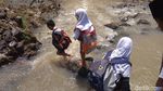 Foto: Menantang Maut! Bocah Cirebon Terobos Sungai untuk Sekolah