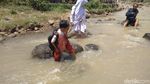 Foto: Menantang Maut! Bocah Cirebon Terobos Sungai untuk Sekolah