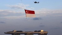 Negara tetangga, Singapura juga punya warna bendera yang sama dengan Indonesia. Warna merah dan putih, bedanya ada lambang bulan sabit dan 5 bintang di bagian kiri atas (Reuters)