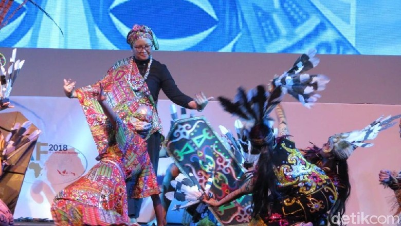 Menlu Retno Ikut Menari di Pembukaan Indonesia Africa Forum Menlu Retno Ikut Menari di Pembukaan Indonesia Africa Forum