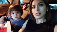Selain itu mereka juga menyebut hidung Jessica Iskandar berubah. (Dok. Instagram/inijedar)