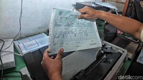 Suku Dinas Kependudukan dan Catatan Sipil Jakarta Utara membuatkan kartu keluarga (KK) baru bagi warga yang tinggal di Shelter Kampung Akuarium.