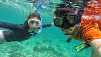 Mesra ya, Syahnaz dan Jeje Govinda snorkling bareng. (Foto: instagram/syahnazs)  