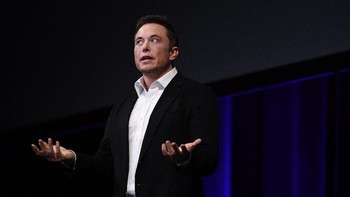 19. Kesibukannya saat mengurusi masalah produksi pada salah satu mobil Model 3 buatan Tesla membuat Elon Musk harus tidur di lantai pabrik dan jarang pulang ke rumah. Foto: GettyImages